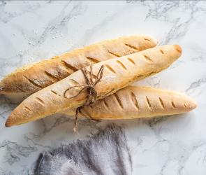 Drei klassische Baguette.
