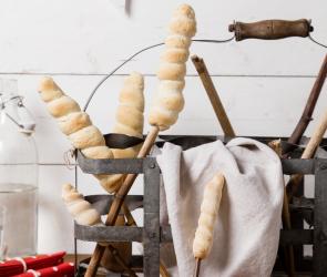 Stockbrot um Stöcker gewickelt.