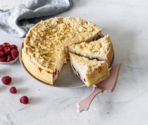 Saftiger Himbeerkuchen auf Kuchenteller.