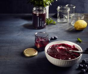 Blaubeer-Zitrone-Minz-Konfitüre in einer Schale.