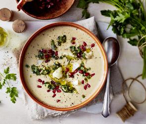 Blumenkohlsuppe mit Tahin und Kräuteröl