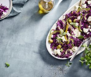 Greek Style Cole Slaw in einer Servierschale.