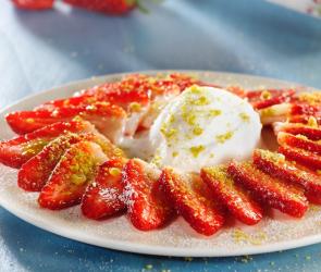 Erdbeer-Carpaccio mit Zitroneneis