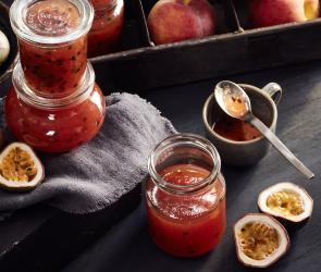 Exotische Pfirsich-Maracuja-Marmelade in Gläsern.