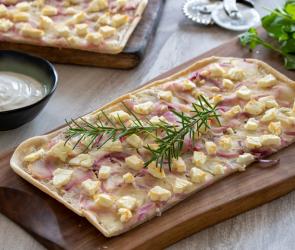 Flammkuchen mit Ziegenkäse und Birne