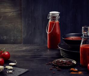Fruchtige BBQ-Sauce abgefüllt in einer Glasflasche.