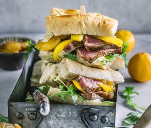 Steak-Panini mit Mayonnaise und Mandarinen-Chutney