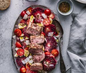 Gegrillter Lammlachs auf Blutorangensalat
