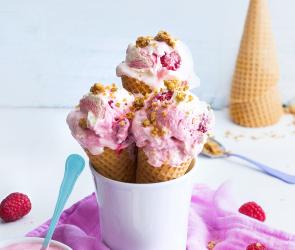 Himbeer-Quarkeis mit Knusperstreuseln