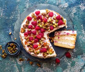 Torte mit Himbeeren, Pistazien und Creme.