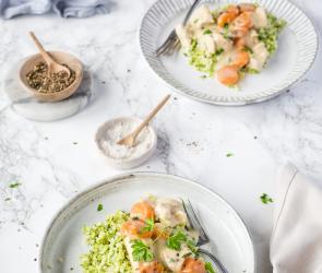 Low-Carb: Hühnerfrikassee mit Brokkoli-Blumenkohl-Reis auf zwei Tellern.