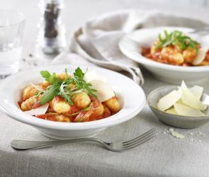 One-Pot Gnocchi mit Salami und Tomaten in einem tiefen Teller.