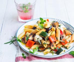Pennesalat mit Sommergemüse und Kräuterdressing
