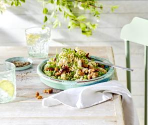 Veganer Nudelsalat mit Tomaten-Brot-Crunch
