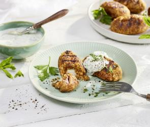 Veggie-Bifteki vom Grill mit Minzjoghurt
