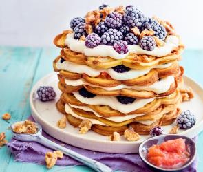 Waffeltorte mit weißer Schokoladencreme