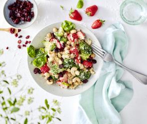 Brokkoli-Salat mit Cashews und Cranberries.