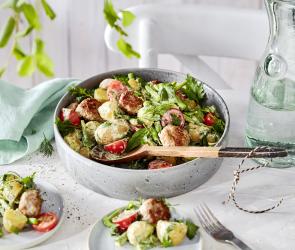 Grüner Kartoffelsalat mit Mettbällchen