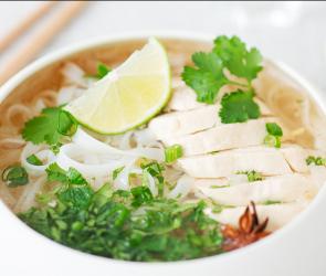 Pho mit Hähnchen in einer Schale.