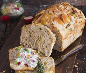 Kartoffel-Rosmarin-Brot angeschnitten mit einem Dip.