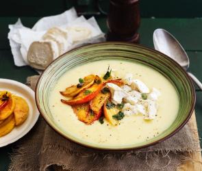 Lauchcremesuppe mit Äpfeln und Ziegenkäse