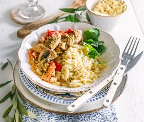 One-Pot Gyros in Metaxasauce und Kritharaki auf einem Teller.