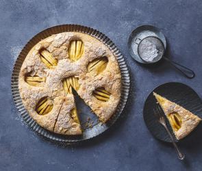 Versunkener Apfelkuchen auf einem Servierteller.