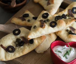 Würzige Pizzaecken mit Rosmarindip