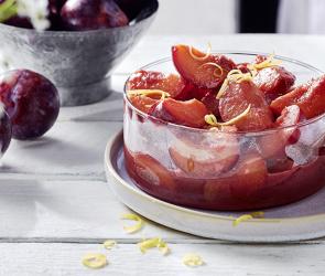 Rotes Pflaumen-Ragout ayurvedischer Art in Schale.