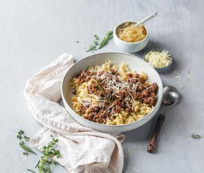 Bolognese mit Hörnchennudeln und Apfelmus.
