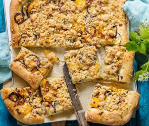 Gemüsekuchen mit Parmesanstreuseln