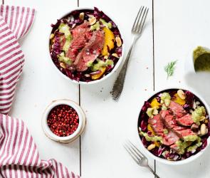 Radicchiosalat mit Rinderstreifen in zwei Schalen.