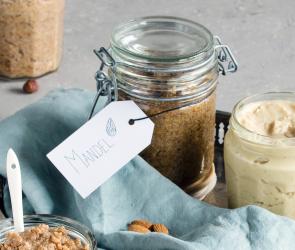 Mandelmus im Glas mit Etikett.