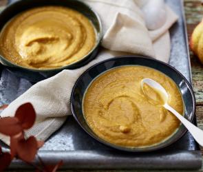 Brei in Schälchen mit Löffel.