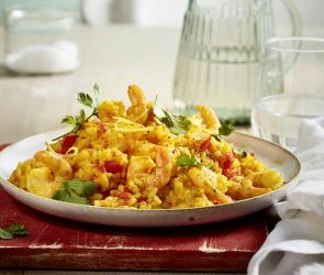 Rotes Risotto mit Garnelen.