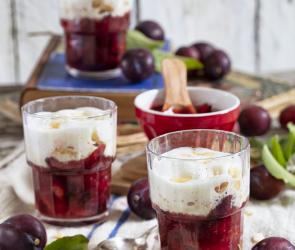 Zwetschgenkompott mit Zimtschaum