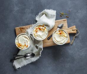 Helle Creme mit Karamell in kleinen Schüsseln.