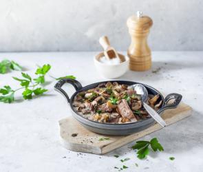 Geschnetzeltes in einer gusseisernen Pfanne.