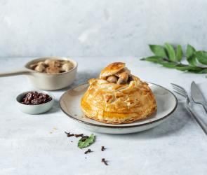 Luzerner Pastete auf einem Teller.