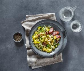 Kartoffel-Lauch-EIntopf mit Kohlwurst auf einem Teller.