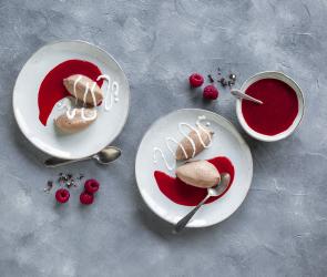 Schokoladenmousse mit Toblerone und Himbeersauce.