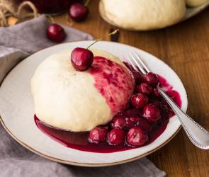 Germknödel mit Kirschgrütze