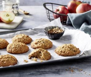 Cookies mit Bratapfel und Nuss auf einem Backblech.