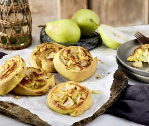 Kurkumaschnecken mit Birnen und Zwiebeln