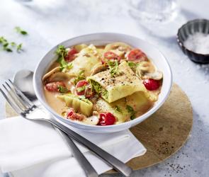Maultaschen mit Tomaten in einer Schüssel.