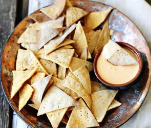 Scharfe Nachos mit Käsesauce