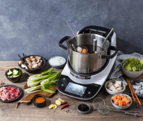 Asiatisches Fondue mit Gemüse und Meeresfrüchten.