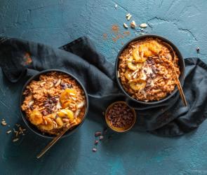 Frühstücksporridge in zwei Schalen.