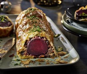 Beet Wellington auf einem Serviertablett.
