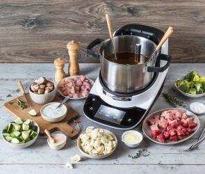 Fleisch-Fondue im Cookit mit Beilagen drum herum.